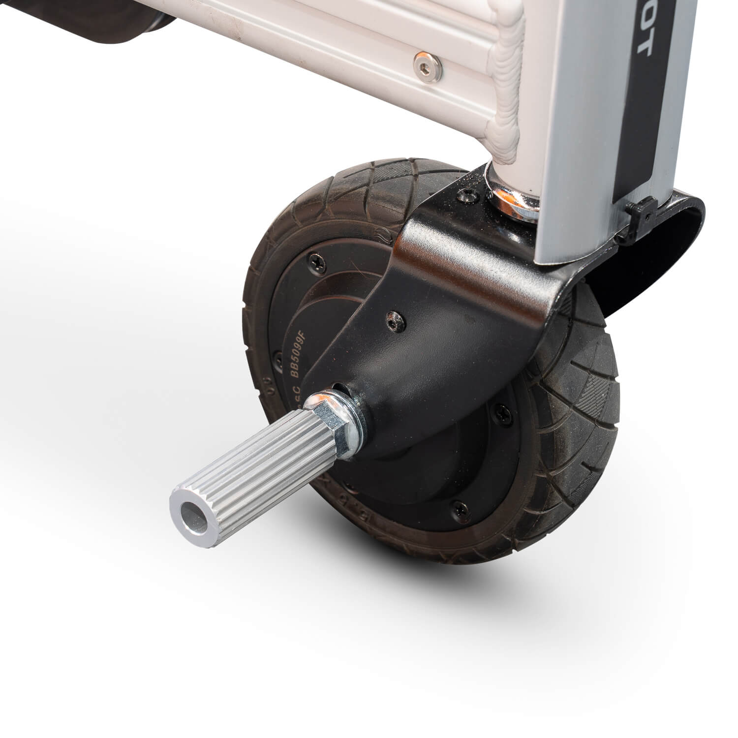 Close-up van een zwart, robuust wiel dat is bevestigd aan het metalen frame van de AIRWHEELZ Airwheel SE3S - Elektrische Koffer, een berijdbare slimme koffer die zowel als e-koffer als compacte handbagage kan worden gebruikt, met een geribbelde cilindrische as die naar buiten steekt.