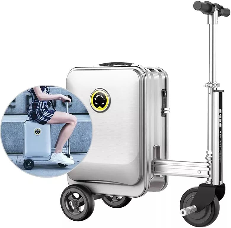 Strakke zilveren AIRWHEELZ Airwheel SE3S elektrische koffer met drie wielen en stuur. Op de afbeelding is te zien hoe iemand buiten op de bestuurbare e-koffer zit en ermee rijdt, waarmee de innovatieve functionaliteit van de stepkoffer wordt gedemonstreerd.