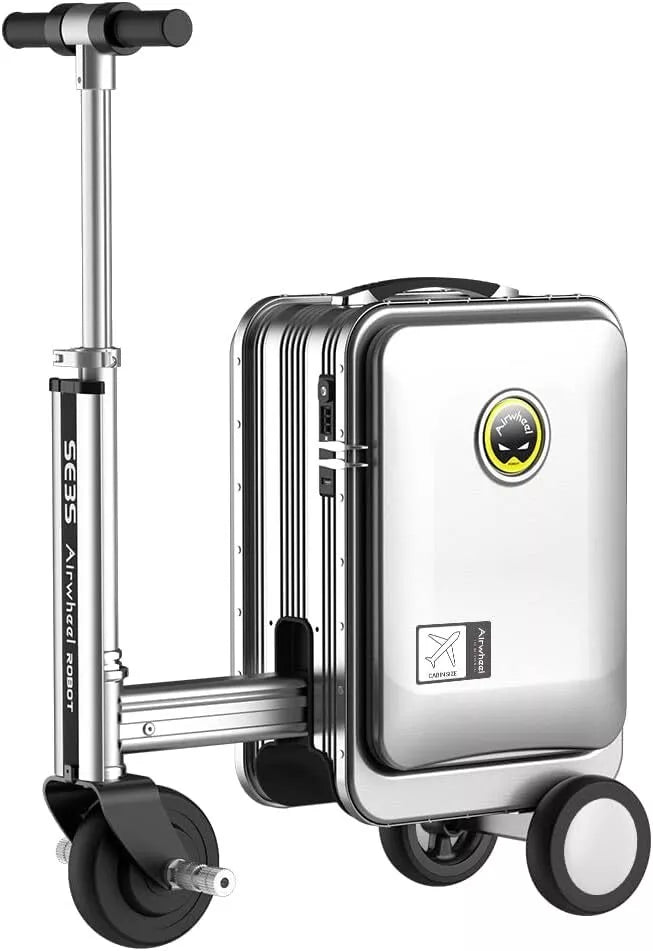 De AIRWHEELZ Airwheel SE3S is een elektrische koffer (E-Koffer) in stijlvol zilver, voorzien van een ingebouwd stuur en wielen voor gemakkelijk vervoer op de luchthaven. Deze innovatieve, berijdbare koffer is voorzien van een rond display en reisstickers op de voorkant, waardoor het de perfecte, slimme handbagage is voor comfortabele en modieuze reizen.