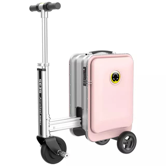 De AIRWHEELZ Airwheel SE3S — een elektrische koffer met stuur en drie wielen — heeft een opvallend roze ontwerp en combineert stijl met functionaliteit, waardoor je ermee kunt rijden of hem als een step kunt voorttrekken. Als innovatieve rijbare handbagage (E-Koffer) maakt hij reizen zowel gemakkelijk als leuk.