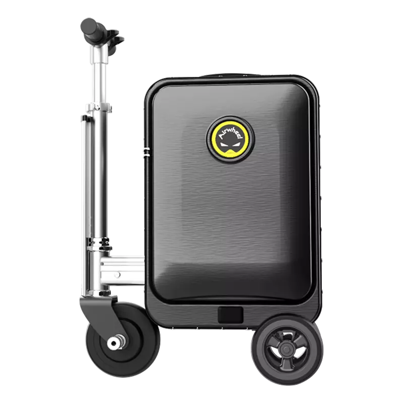 De AIRWHEELZ Airwheel SE3S elektrische koffer is een strakke, moderne, gemotoriseerde koffer, uitgerust met een rechtopstaand handvat en drie wielen om er gemakkelijk mee te rijden of te trekken. Hij is ontworpen als handige handbagage, heeft een opvallend, rond logo dat op een meter lijkt aan de voorkant en valt op door zijn eigentijdse uitstraling tegen een lichte achtergrond.
