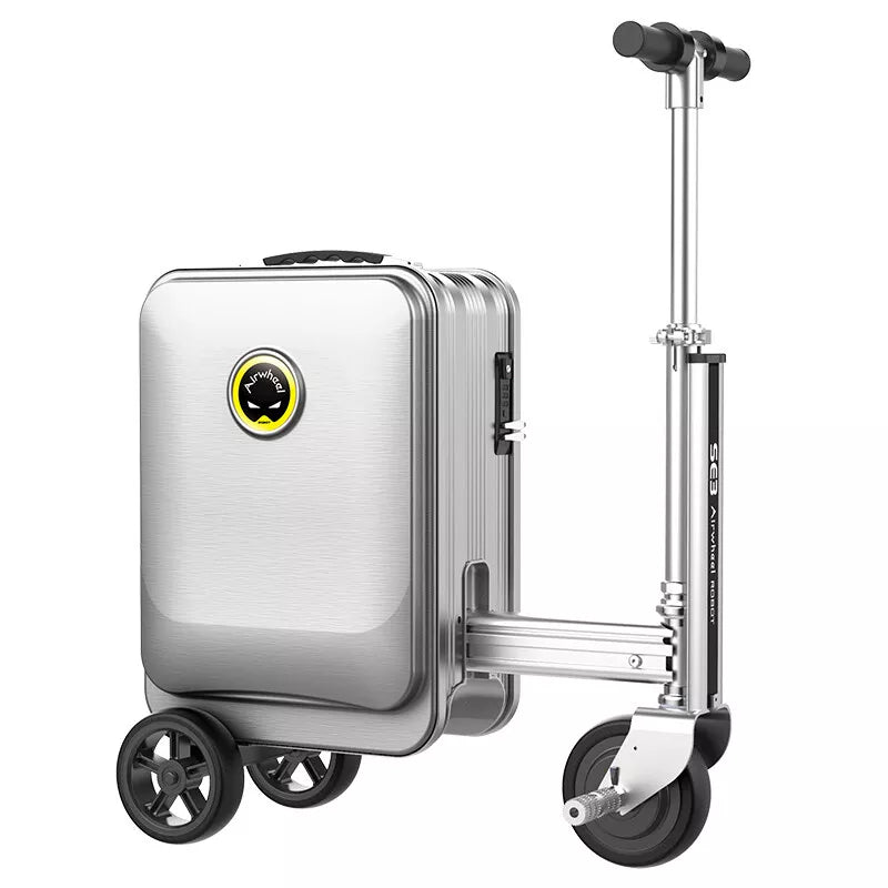 Zilverkleurige, gemotoriseerde handbagagekoffer met drie wielen, een stuur en een klein display aan de voorkant, ontworpen om op te rijden als een step. De AIRWHEELZ Airwheel SE3S – Elektrische koffer – Rijbare koffer – Handbagage – E-koffer combineert innovatief reisgemak met een moderne stijl.