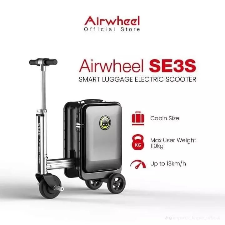 De AIRWHEELZ Airwheel SE3S - Elektrische Koffer combineert op naadloze wijze innovatie en gebruiksgemak en fungeert zowel als rijbare koffer als handbagage die aan de cabine-afmetingen voldoet. Deze E-Koffer wordt hier afgebeeld met het handvat volledig uitgeschoven. Belangrijke specificaties zijn onder meer een maximaal gebruikersgewicht van 110 kg en een topsnelheid van 13 km/u. Het logo en de pictogrammen zijn inbegrepen voor een complete presentatie.