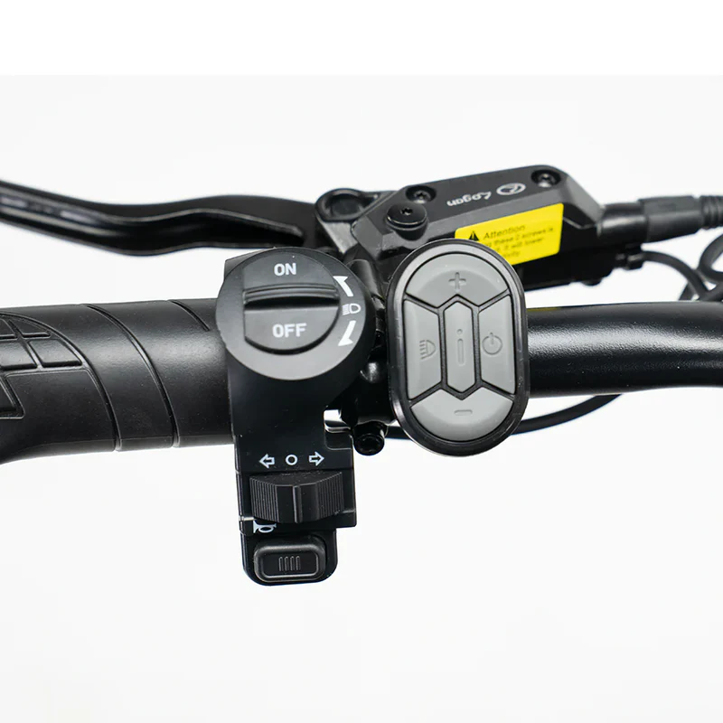 Close-up van het stuur van de OUXI FATBIKE V8 (C80) – MODEL 2026, voorzien van bedieningsknoppen zoals een aan/uit-schakelaar, pijlknoppen en extra functieknoppen die in het zwarte stuur zijn geïntegreerd, met zichtbare bedrading. De opstelling benadrukt ook de geavanceerde hydraulische remmen voor superieure remprestaties.