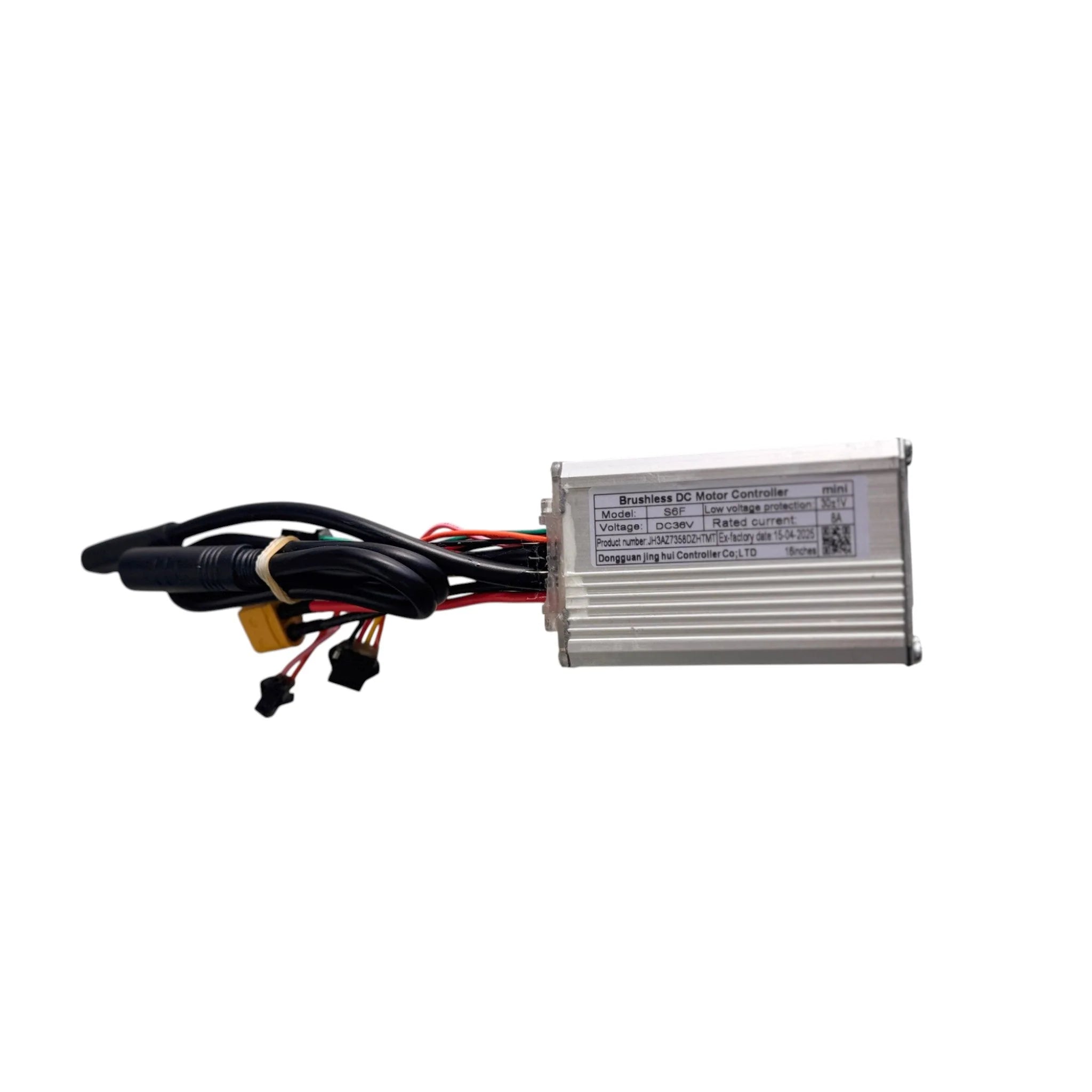 De OUXI C80 MINI - CONTROLLER is een zilverkleurige controller voor borstelloze gelijkstroommotoren van OUXI, voorzien van aangesloten draden en diverse aansluitingen, waaronder XT60. Deze controller is een ideaal vervangingsonderdeel voor je elektrische fatbike. Aan de bovenkant zit een label met informatie over spanning, stroomsterkte en bedrading.
