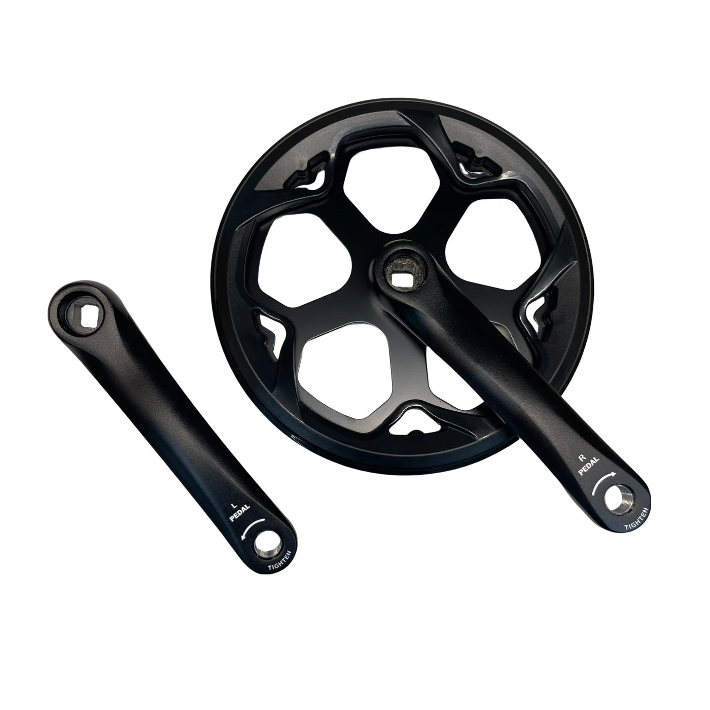 De QMWHEEL V20 MINI - CRANKSET van QMWHEEL, met twee zwarte crankarmen en een zwart kettingblad met geïntegreerde kettingkast – ideaal als vervangingsonderdeel voor een fatbike – wordt afgebeeld op een witte achtergrond.