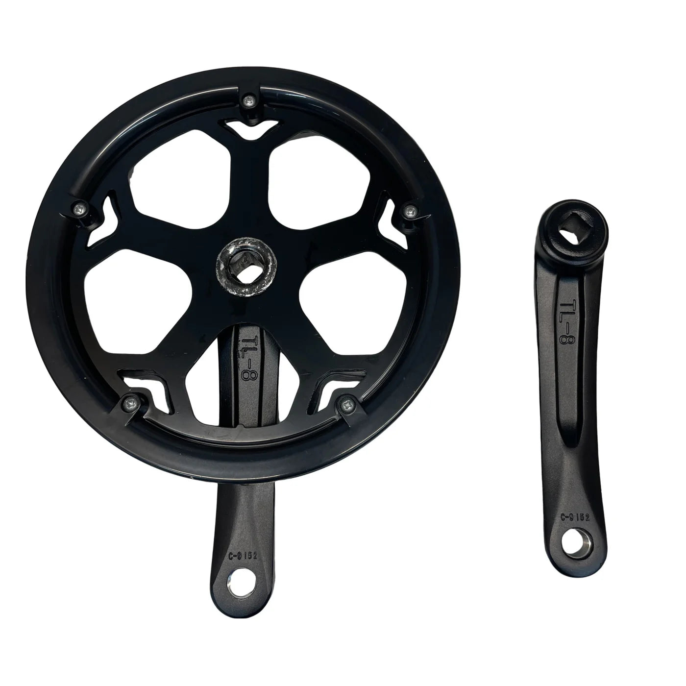 Twee zwarte fietscrankarmen – de ene bevestigd aan een groot rond kettingblad met vijf spaken, de andere los – zijn afgebeeld op een witte achtergrond. De QMWHEEL V20 MINI - CRANKSET van QMWHEEL is een ideaal vervangingsonderdeel voor fatbikes, dat betrouwbare prestaties en een strak ontwerp biedt.