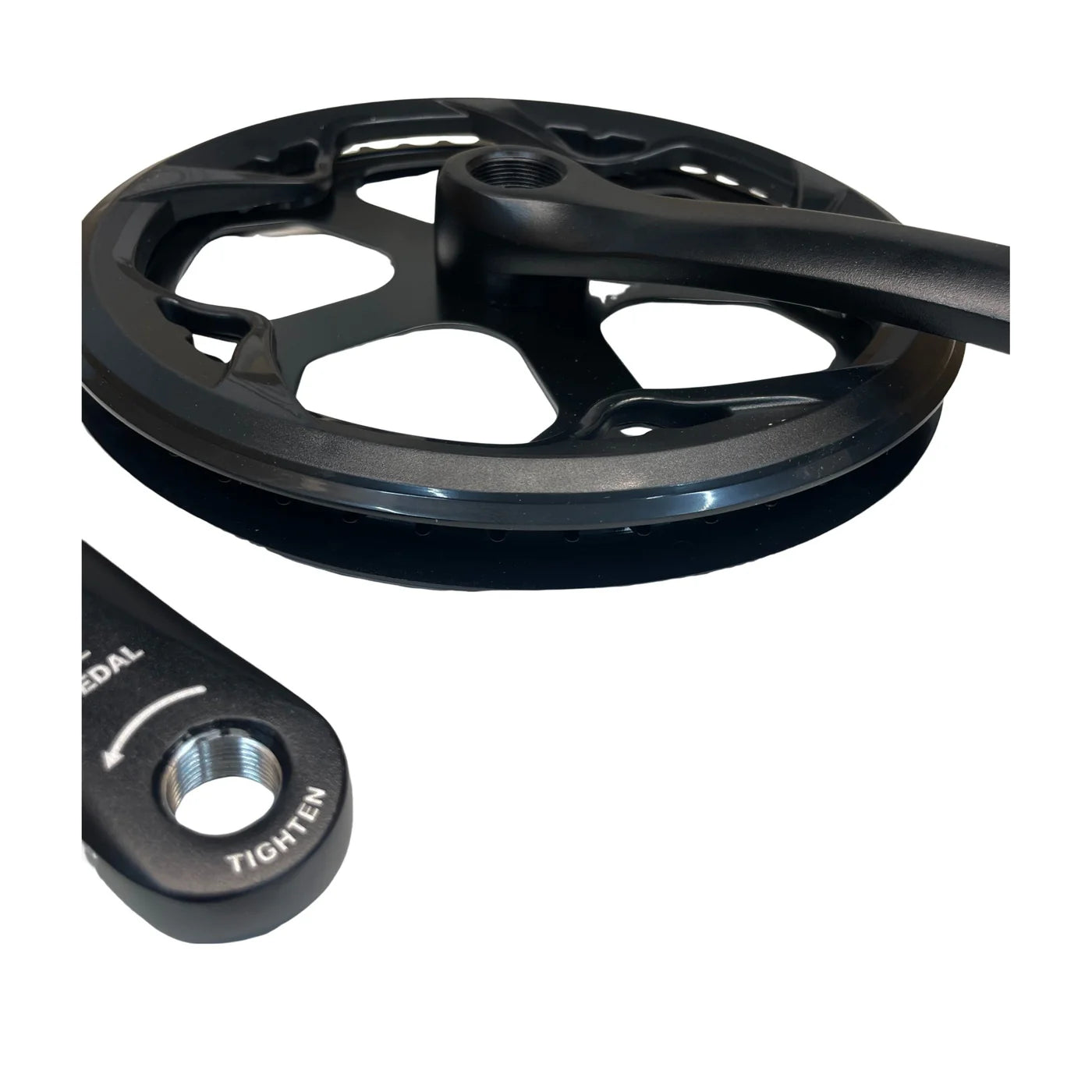 Close-up van een zwarte QMWHEEL V20 MINI - CRANKSET van QMWHEEL, waarbij de pedaalarm met het woord ‘TIGHTEN’ en een pijl bij de schroefdraad van het pedaal goed te zien is. De originele crankstel wordt afgebeeld tegen een witte achtergrond.