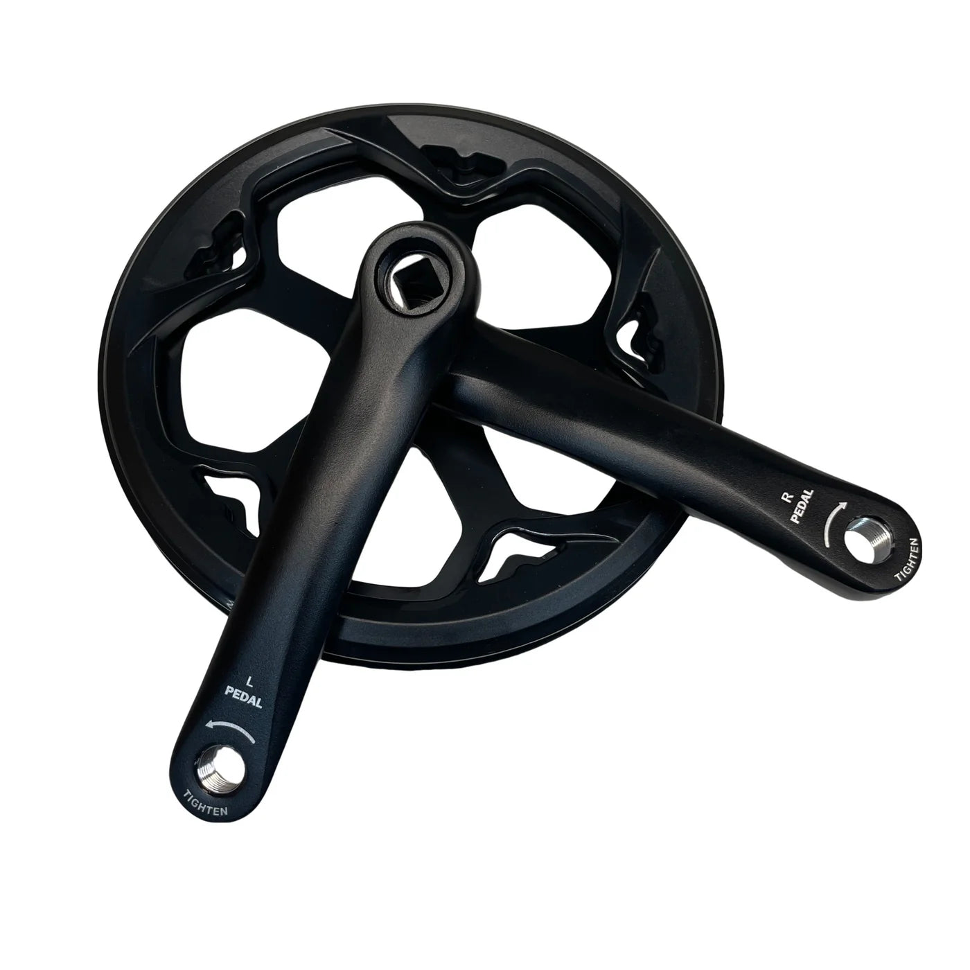Een QMWHEEL V20 MINI-crankstel in het zwart, met twee crankarmen gemarkeerd met L (links) en R (rechts), gekruist over een kettingblad en afgebeeld tegen een witte achtergrond — een ideaal origineel crankstel en vervangingsonderdeel voor fatbikes van het merk QMWHEEL.