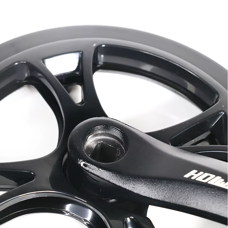 Close-up van het OUXI-crankstel – TRAPARM – GT2000 ORIGINEEL in het zwart, met een 44T-kettingblad met een glanzende afwerking op een witte achtergrond. De crankarm is voorzien van schroefgaten en een gedeeltelijk zichtbaar wit OUXI-logo, waardoor deze een ideale upgrade is voor een elektrische fatbike.