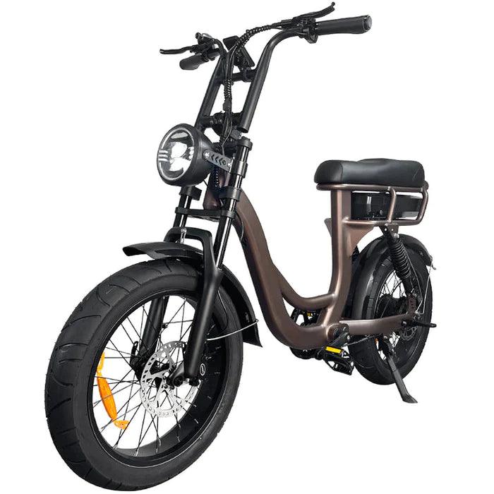 De 7GO FATBIKE EB8 DAMESFIETS - HYDRAULISCHE REMMEN heeft een modern, matzwart aluminium frame, dikke banden, een ronde koplamp en een bekleed zadel. Deze fatbike staat op zijn standaard tegen een witte achtergrond.