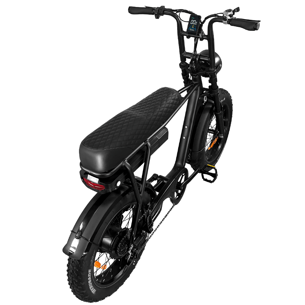 Een zwarte FATBIKE - 7GO - EB2 SPECIAL EDITION - HYDRAULISCHE REMMEN van 7GO, met een lang, gewatteerd zadel, dikke banden, een bagagedrager achterop en een digitaal display op het stuur, wordt vanuit een hoek van achteren tegen een witte achtergrond getoond. Deze lichtgewicht e-bike combineert stijl en prestaties voor elke rit.