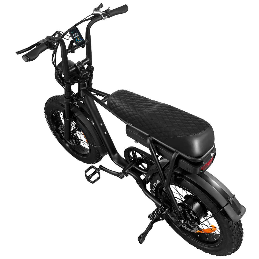 Een zwarte 7GO FATBIKE – EB2 Special Edition met hydraulische remmen, voorzien van een lang, gewatteerd zadel, compacte dikke banden, pedalen, een bagagedrager achterop en een digitaal display, wordt van bovenaf en van achteren afgebeeld tegen een witte achtergrond.