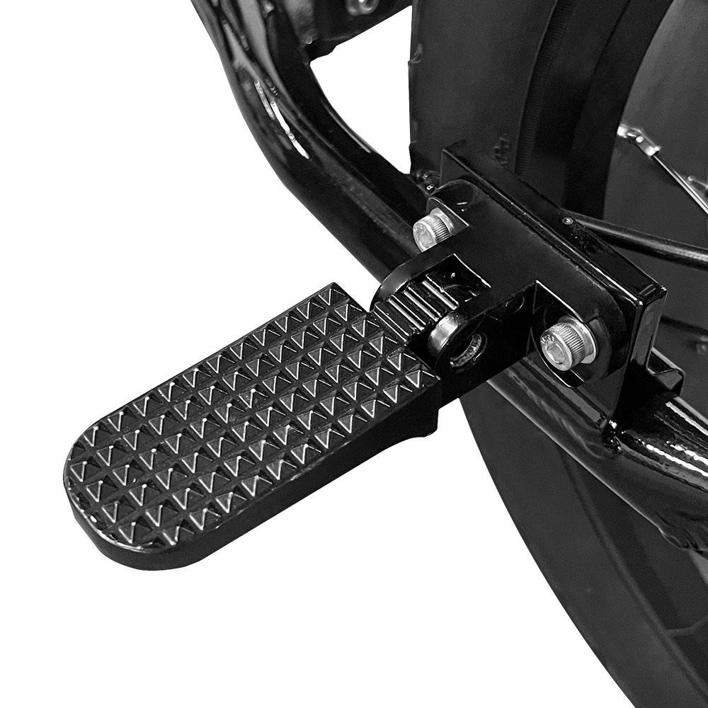 Close-up van een zwarte metalen voetsteun met een gestructureerd oppervlak met ruitpatroon, stevig vastgeschroefd op het frame van de 7GO FATBIKE - EB2 SPECIAL EDITION - HYDRAULISCHE REMMEN — ideaal om de duurzaamheid en prestaties van je 7GO elektrische fatbike te verbeteren.