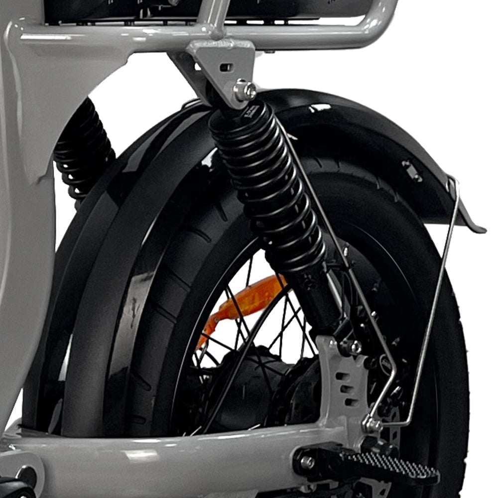 Close-up van de FATBIKE EB8 DAMESFIETS - HYDRAULISCHE REMMEN van 7GO, waarbij het achterwiel met zijn vering, band en een deel van het aluminium frame in beeld zijn; ook zijn grijze en zwarte onderdelen en een reflector te zien.