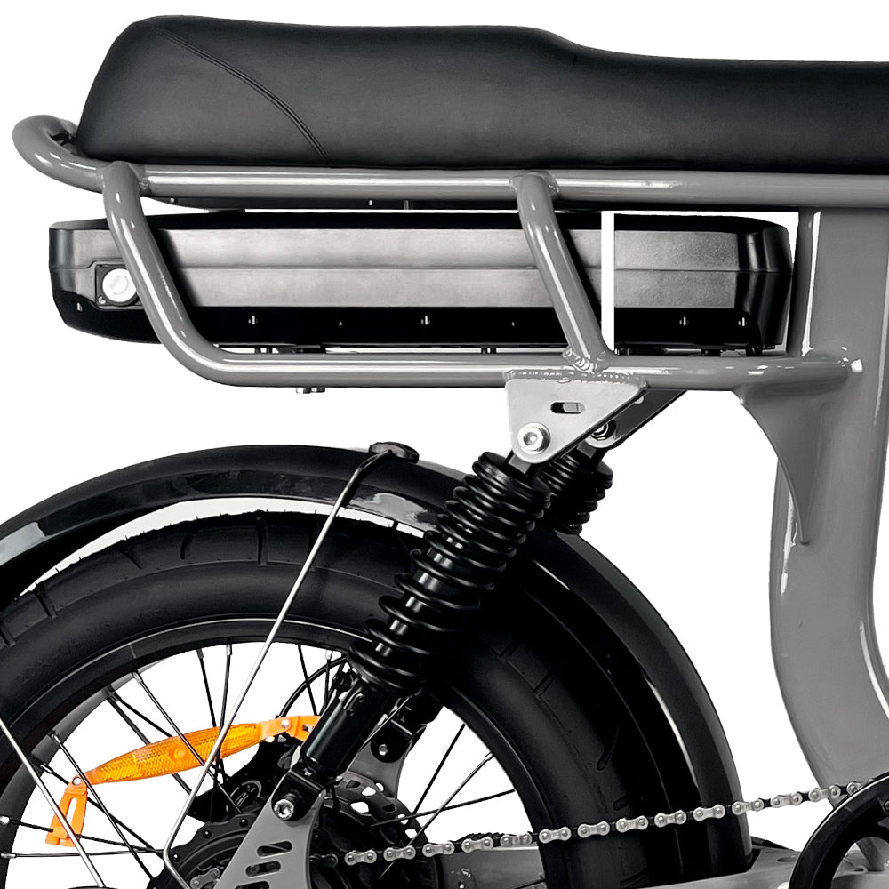 Close-up van het achterwiel, de vering, de ketting en het accupakket onder het zadel van de grijze 7GO FATBIKE EB8 DAMESFIETS - HYDRAULISCHE REMMEN, waarbij bovenaan de afbeelding een deel van het zwarte zadel zichtbaar is. Het stevige aluminium frame en de universele pasvorm van 7GO zorgen voor zowel duurzaamheid als rijcomfort voor een breed scala aan gebruikers.