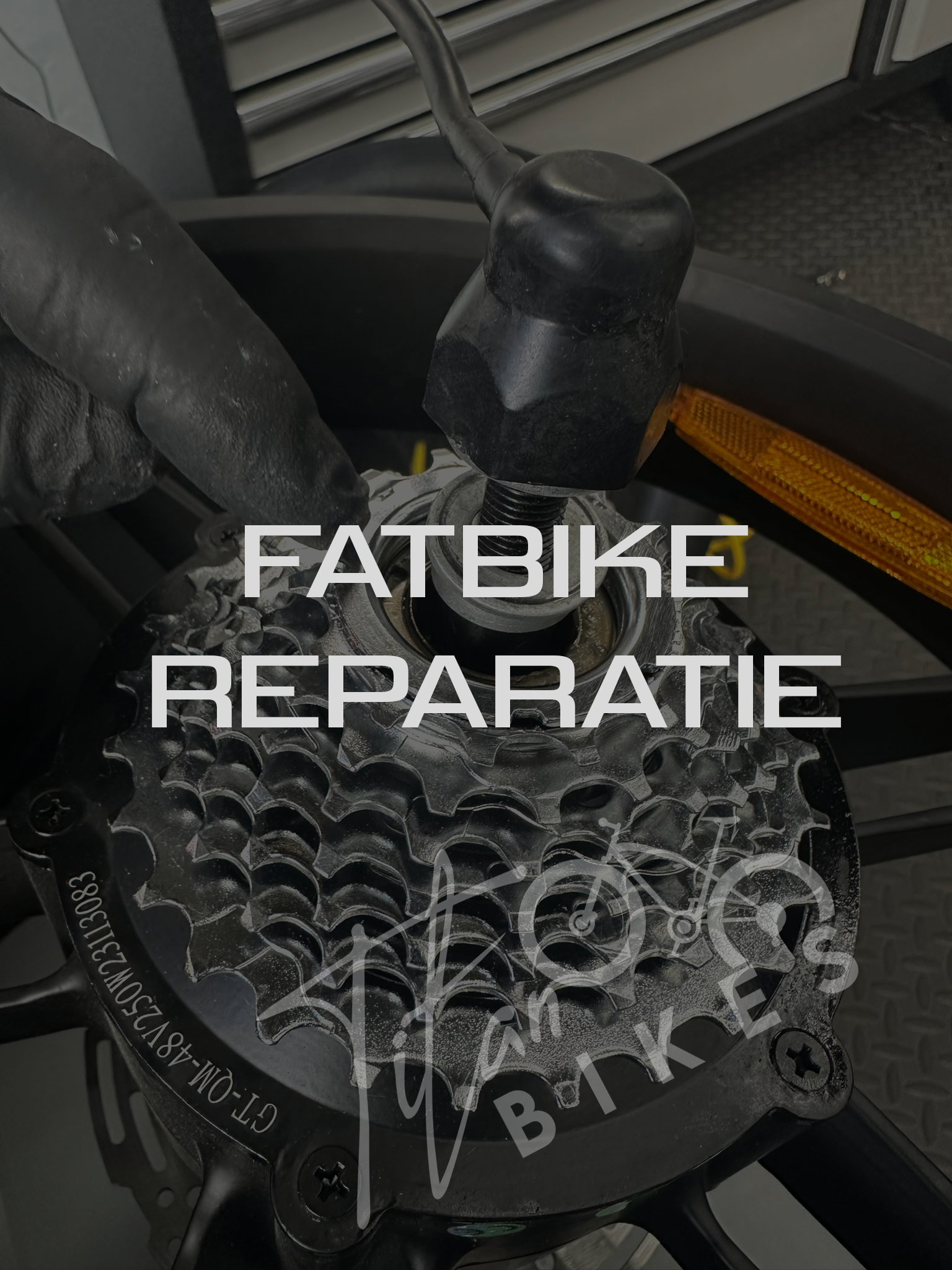 Een hand met een handschoen repareert de achtercassette van een fatbike, waarmee de aandacht wordt gevestigd op essentieel fatbike-onderhoud met de Titan Bikes REPARATIE OUXI & V20. De woorden FATBIKE REPARATIE zijn in vetgedrukte witte tekst over de afbeelding heen geplaatst.