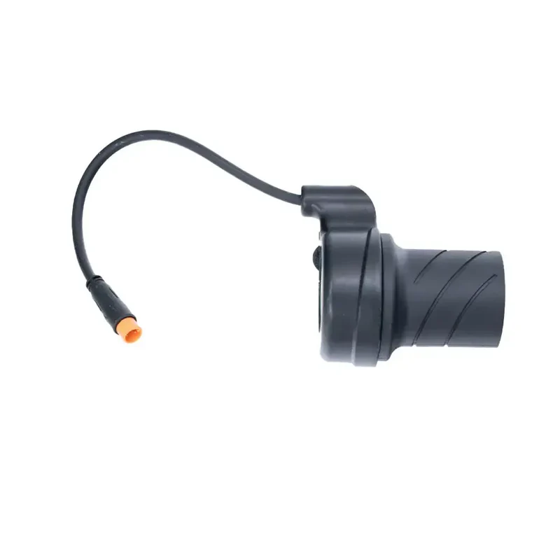 OUXI - QMWHEEL - GASHENDEL - ORIGINEEL: Een zwarte kunststof gashendel met een gestructureerde greep en een korte kabel met een connector met oranje punt, geschikt als fatbike- of 3-pins gashendel voor OUXI-modellen van QMWHEEL, afgebeeld op een witte achtergrond.