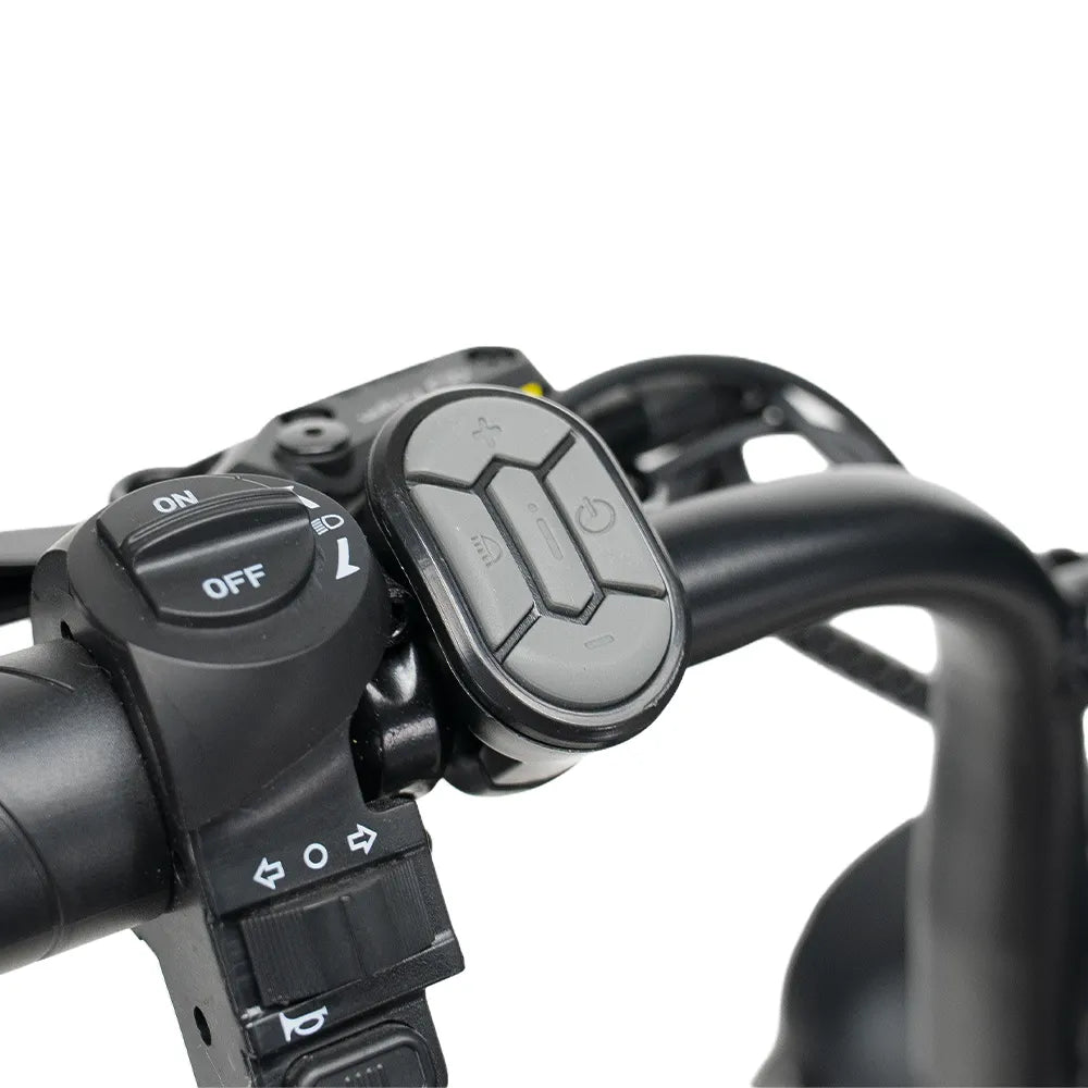 Close-up van het zwarte stuur van de OUXI FATBIKE V8 (C80) MAX – DUBBELE ACCU – MODEL 2026, met de bedieningsknoppen – waaronder een aan/uit-knop en richtingsknoppen – naast de aan/uit-schakelaar en de versnellingshendels. Het ergonomische stuurontwerp vormt een perfecte aanvulling op de krachtige 250W-motor en de dubbele accu-configuratie van de fiets, waardoor langere ritten mogelijk zijn, en sluit naadloos aan bij hoogwaardige functies zoals het ingebouwde alarm en de hydraulische remmen van OUXI.