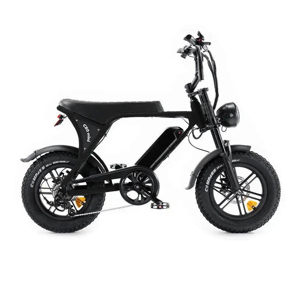 Op een witte achtergrond is een zijaanzicht te zien van de OUXI FATBIKE C80 MINI in het zwart (model 2026), met dikke banden, een recht zadel, spatborden voor en achter en een koplamp. Deze mini-fatbike is uitgerust met een krachtige motor van 250 W voor soepele en efficiënte ritten, hydraulische remmen en een geïntegreerd alarmsysteem.