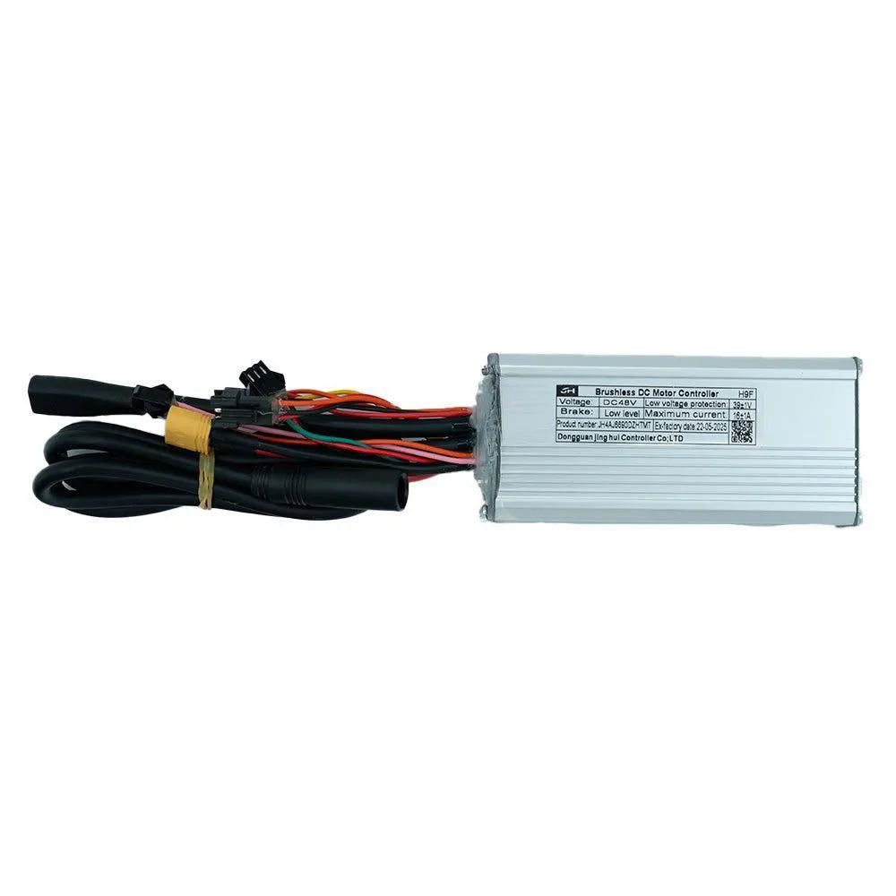 Een zilverkleurige OUXI H9-F - CONTROLLER van OUXI, ontworpen als vervangingsonderdeel voor fatbikes, wordt getoond op een witte achtergrond met daarop diverse gekleurde draden en aansluitingen. De controller is voorzien van een etiket met specificaties en instructies, die duidelijke aanwijzingen geven voor een efficiënte motorregeling.