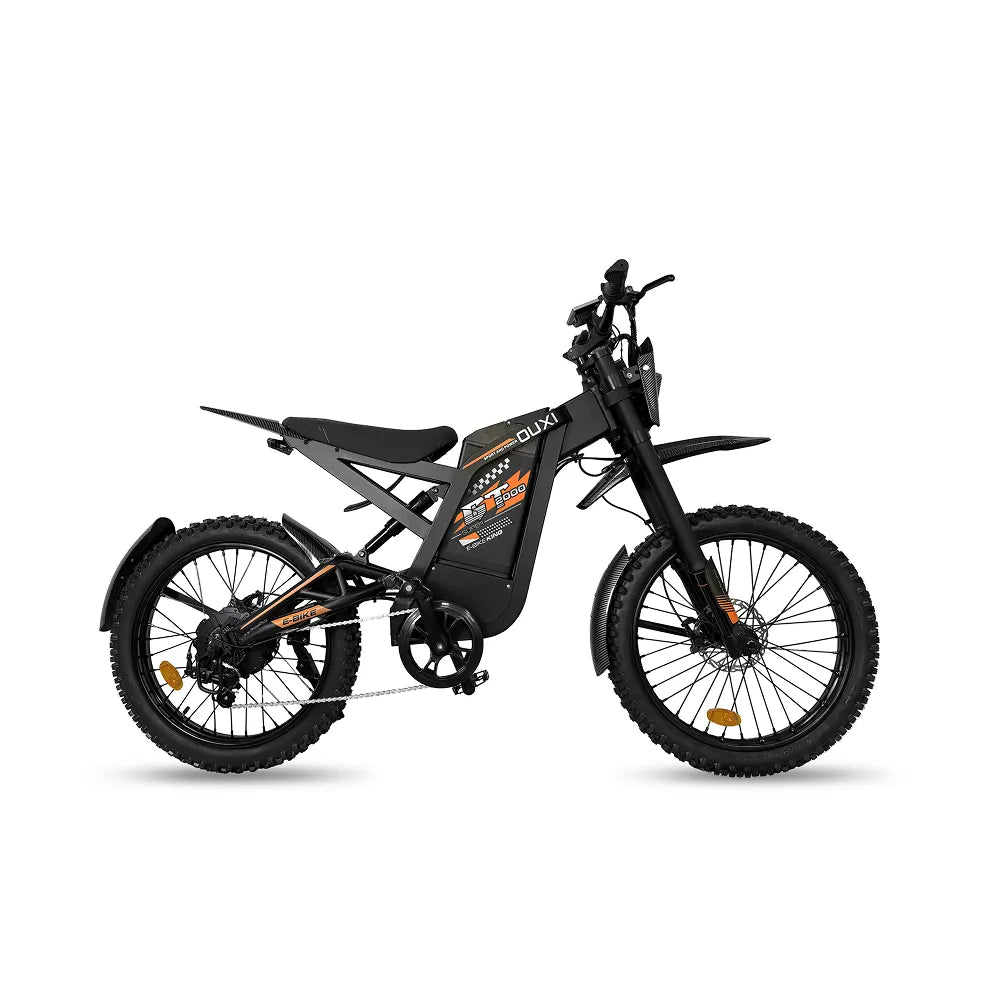 Een zwarte OUXI FATBIKE GT2000 CROSS – OFFROADFIETS, MODEL 2026, uitgerust met robuuste banden, een voorvering, hydraulische remmen, minimalistische spatborden en een alarmsysteem, wordt in profiel afgebeeld tegen een effen witte achtergrond. Dit model beschikt over een krachtige motor van 2000 W voor indrukwekkende offroad-prestaties.