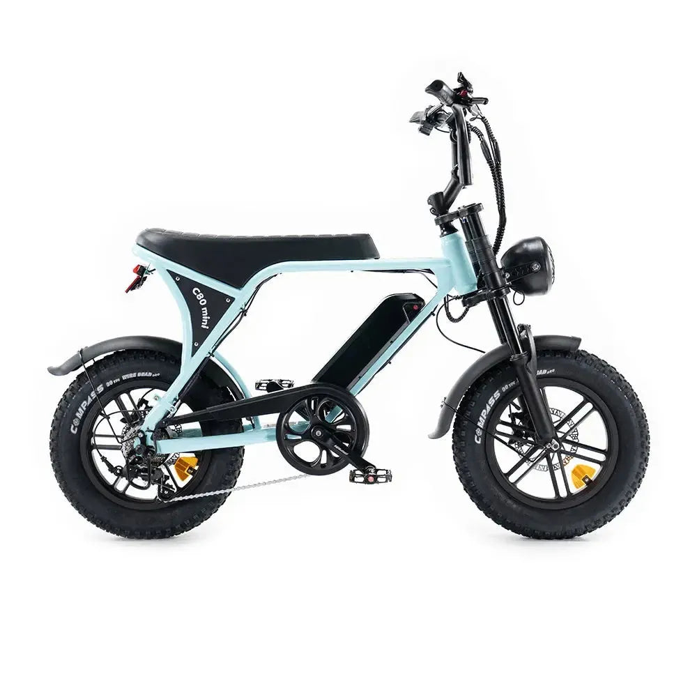 De OUXI FATBIKE C80 MINI in lichtblauw wordt vanaf de zijkant afgebeeld tegen een witte achtergrond, met dikke zwarte banden, een geveerd zadel, een koplamp, pedalen en een bagagedrager achterop. Deze compacte e-bike (model 2026) is uitgerust met een krachtige motor van 250 W voor moeiteloos fietsen en beschikt over hydraulische remmen en een ingebouwd alarm voor extra veiligheid.