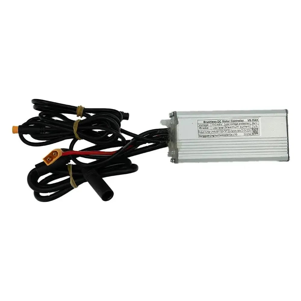 Een rechthoekige metalen OUXI V8 MAX - CONTROLLER - ORIGINEEL van OUXI, ontworpen als vervangingsonderdeel, is voorzien van een bedrade connector en verschillende zwarte spiraalkabels, waarvan sommige eindigen in gele connectoren. Op het oppervlak van de controller is een label met technische informatie aangebracht, waardoor het een essentieel onderdeel is voor het elektrische systeem van je fatbike.