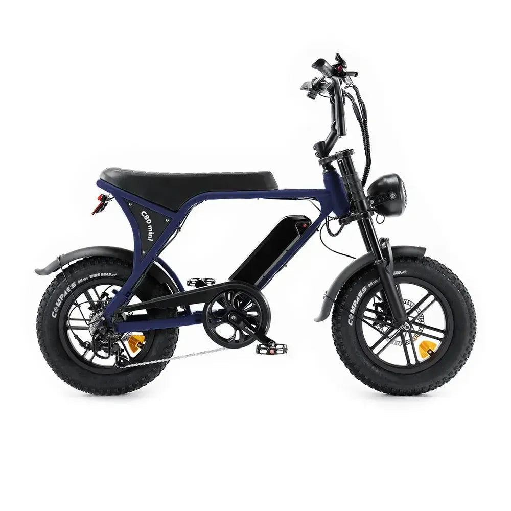 Zijaanzicht van een compacte fatbike, de OUXI FATBIKE C80 MINI in blauw (model 2026), met dikke banden, een zwart zadel, een pedaalsysteem en hydraulische schijfremmen voor en achter met een geïntegreerd alarmsysteem, afgebeeld tegen een effen witte achtergrond.