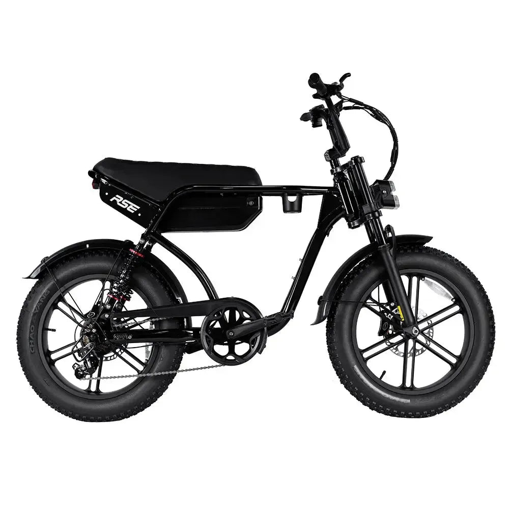 Een zwarte 7GO FATBIKE – RSE SPECIAL EDITION – MODEL 2026 – ALARM elektrische fatbike, met dikke banden, een lang zadel, krachtige trapondersteuning, voor- en achtervering en een koplamp, wordt vanaf de zijkant afgebeeld tegen een witte achtergrond.