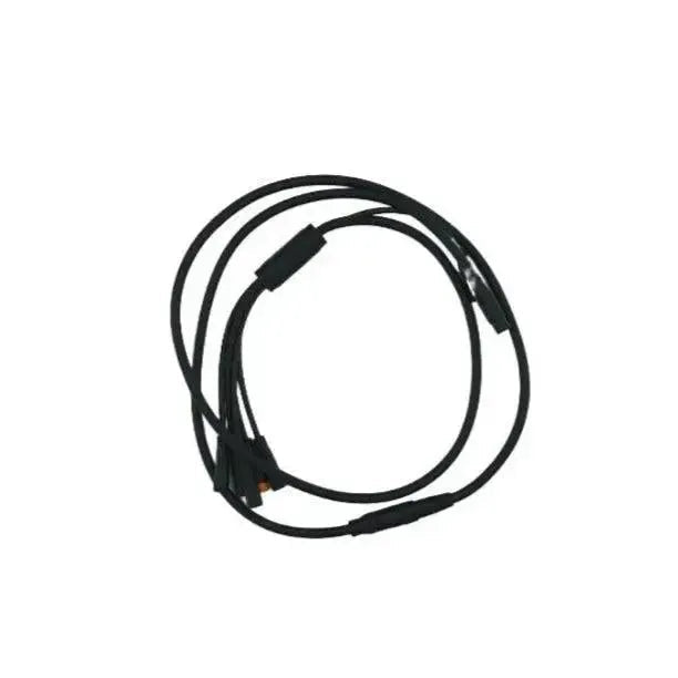 Een zwarte USB-kabel, losjes opgerold tot een cirkel, met aan beide uiteinden zichtbare stekkers, afgebeeld tegen een effen witte achtergrond — ideaal als vervangingsonderdeel voor je 7GO - KABELBOOM - EB2/ EB8 - ORIGINEEL van 7GO of om te integreren in een complete kabelboomopstelling.
