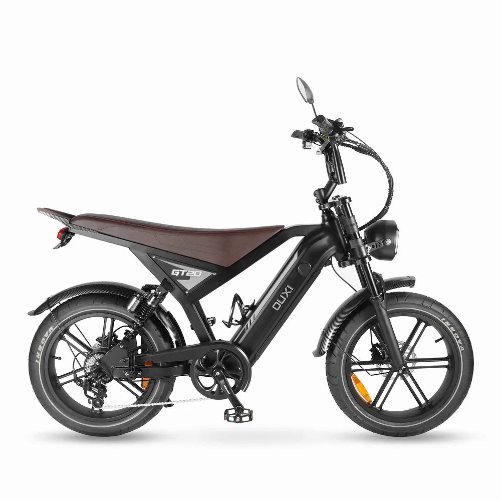 De OUXI FATBIKE GT20 – MODEL 2026, voorzien van hydraulische remmen en een alarmsysteem, is een moderne zwarte elektrische fatbike met dikke banden, een bruin zadel, voor- en achterlichten en goed zichtbare pedalen, gefotografeerd tegen een witte achtergrond.
