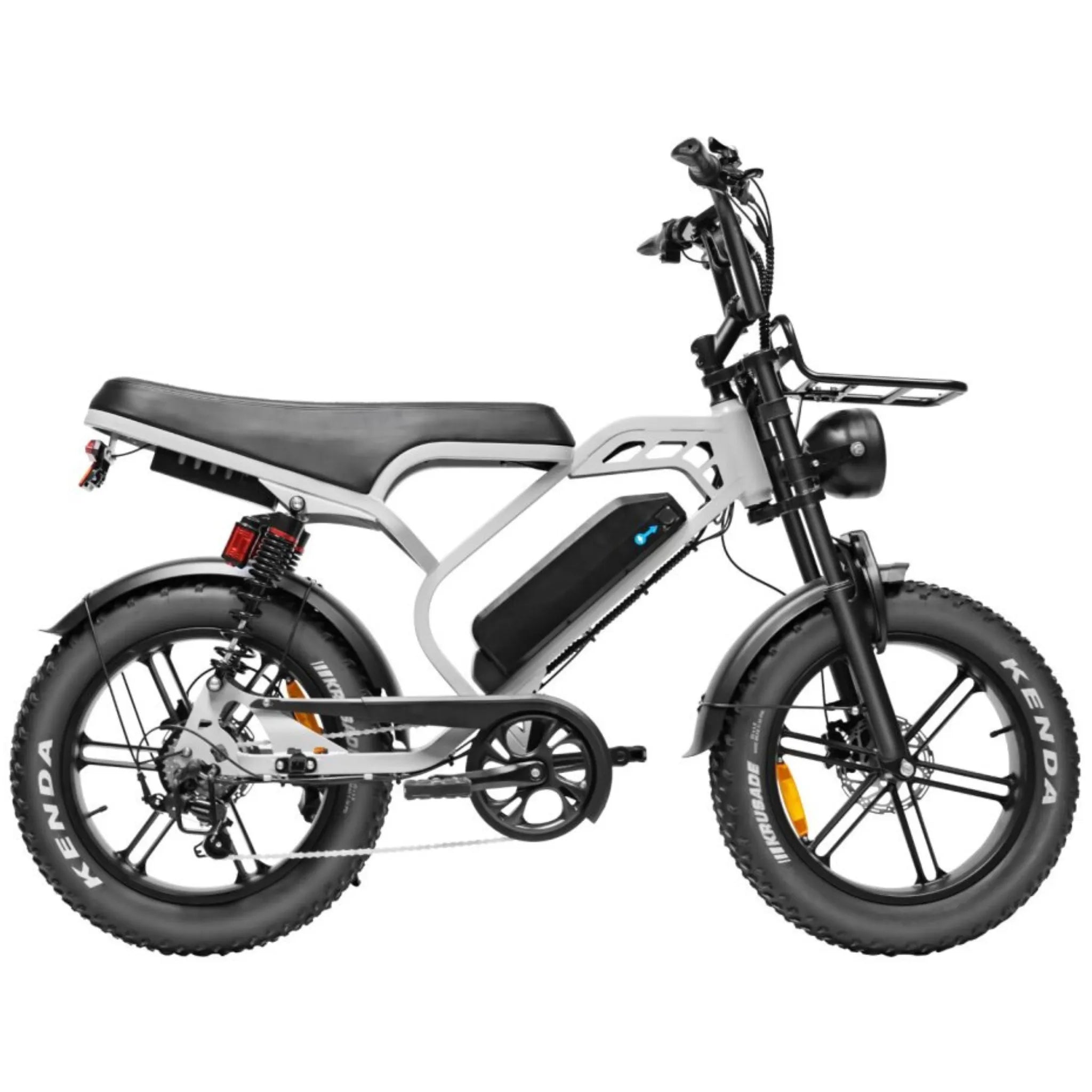 Maak kennis met de QMWHEEL FATBIKE V20 LIMITED – MODEL 2026 - ALARM: een moderne elektrische fatbike met robuuste dikke banden, een strak zwart-wit frame, voor- en achtervering, een geïntegreerde accu en een compacte bagagedrager voorop. De fiets wordt aangedreven door een motor van 250 W met een indrukwekkend bereik van 80 km en wordt in profiel afgebeeld tegen een witte achtergrond.