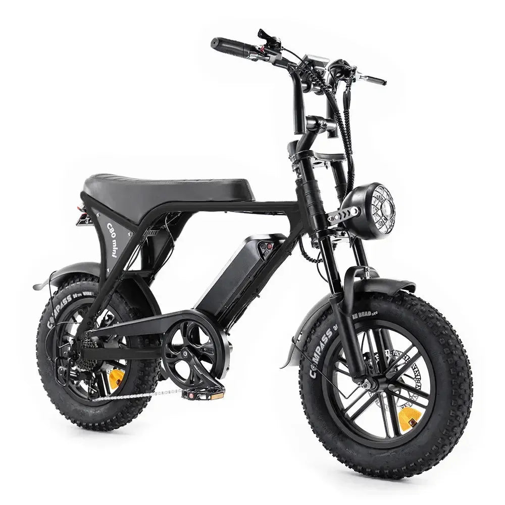 De OUXI FATBIKE C80 MINI - ZWART – MODEL 2026 combineert een stedelijke stijl met robuuste eigenschappen, dankzij dikke banden, een gewatteerd zadel en een ronde koplamp met zichtbare accu. De fiets is uitgerust met pedalen en hydraulische schijfremmen voor extra veiligheid, en het stevige frame is perfect voor zowel stadsstraten als offroad-paden. Aangedreven door een motor van 250 W en voorzien van een alarmsysteem, biedt deze OUXI-fatbike prestaties en veiligheid voor elk avontuur.
