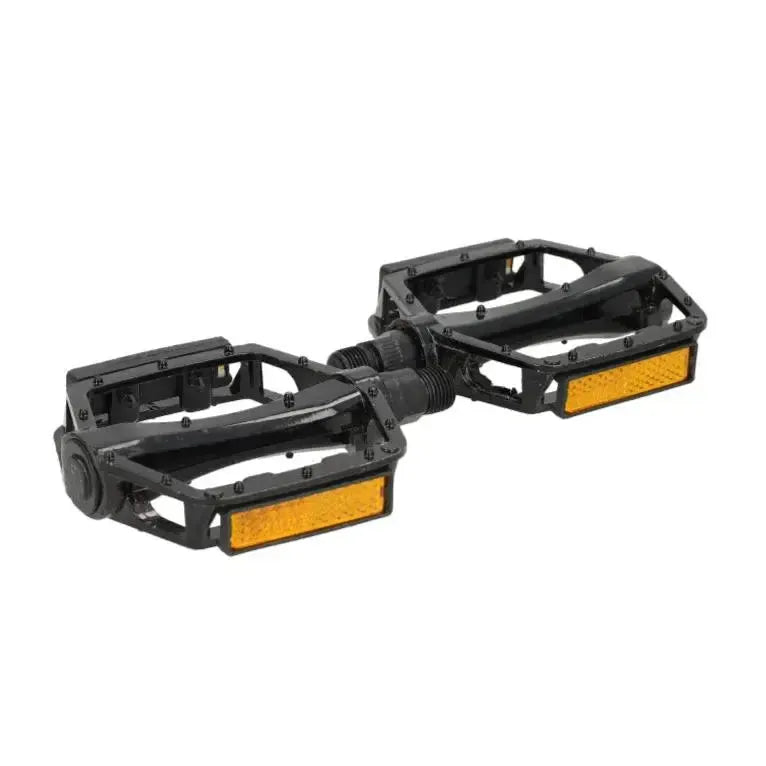 Zwarte fatbike-pedalen met oranje reflectoren, afgebeeld terwijl ze aan de as aan elkaar zijn bevestigd en geïsoleerd op een witte achtergrond; deze OUXI - QMWHEEL - 7GO-pedalen zijn ideaal als vervangingspedalen voor je fatbike.
