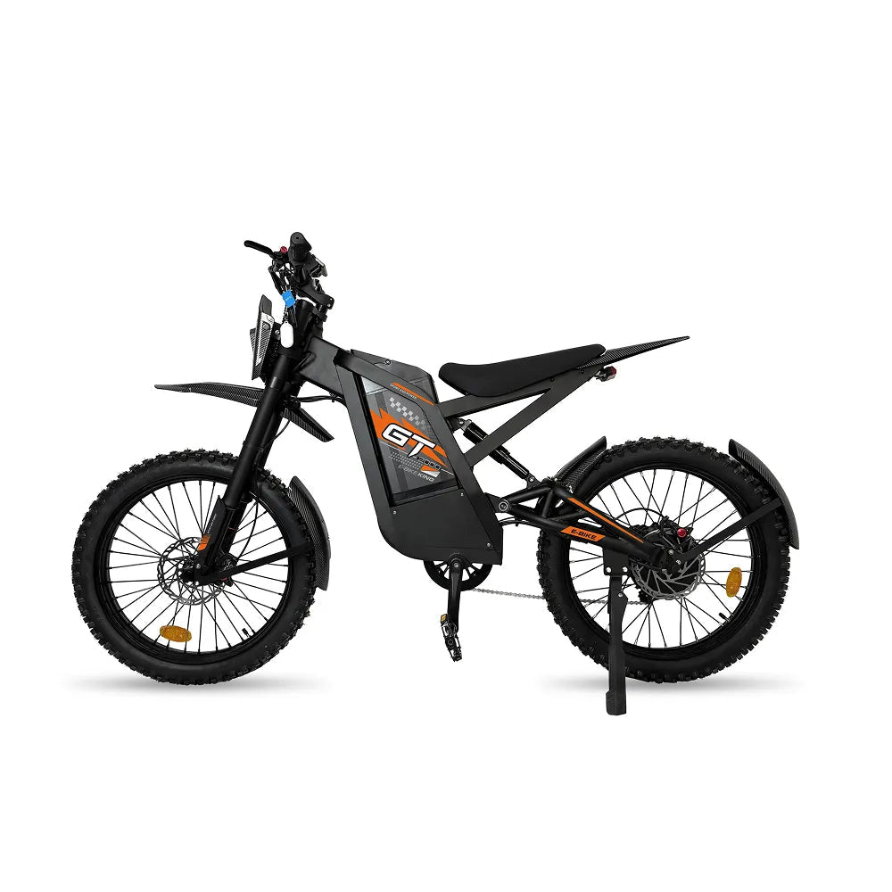 Een zwarte OUXI FATBIKE GT2000 CROSS – OFFROADFIETS (model 2026) met robuuste banden, oranje GT-opdrukken, een plat zadel, hydraulische schijfremmen, spatborden voor en achter en een ingebouwd alarmsysteem, is uitgerust met een krachtige motor van 2000 W. De fiets wordt afgebeeld op een witte achtergrond in zijaanzicht.