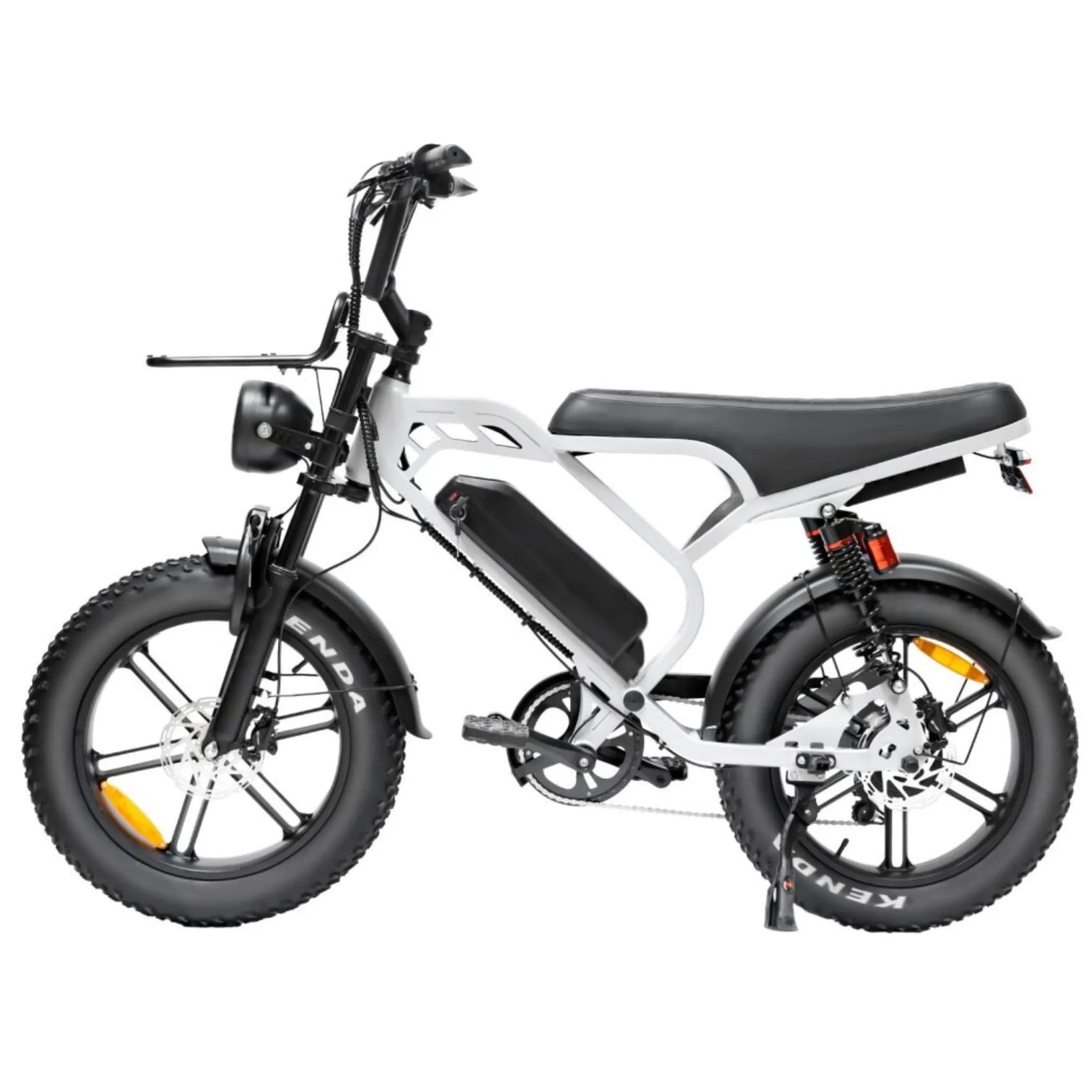 De QMWHEEL FATBIKE V20 LIMITED – MODEL 2026 - ALARM is een witte elektrische fatbike met dikke zwarte banden, een zwart zadel, schijfremmen voor en achter, een in het frame geïntegreerde accu, koplampen en een motor van 250 W die een indrukwekkend actieradius van 80 km biedt. De fiets wordt vanaf de zijkant afgebeeld tegen een witte achtergrond.