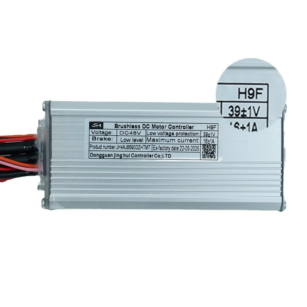 De OUXI H9-F - CONTROLLER van OUXI is een zilverkleurige borstelloze DC-motorcontroller met aangesloten draden, voorzien van een etiket met de belangrijkste specificaties: spanning (DC 48 V), laagspanningsbeveiliging (39 ± 1 V), maximale stroomsterkte (16 ± 1 A) en productgegevens. Deze controller is ideaal als vervangingsonderdeel voor een fatbike en zorgt voor een betrouwbare motorbesturing van je elektrische fiets.