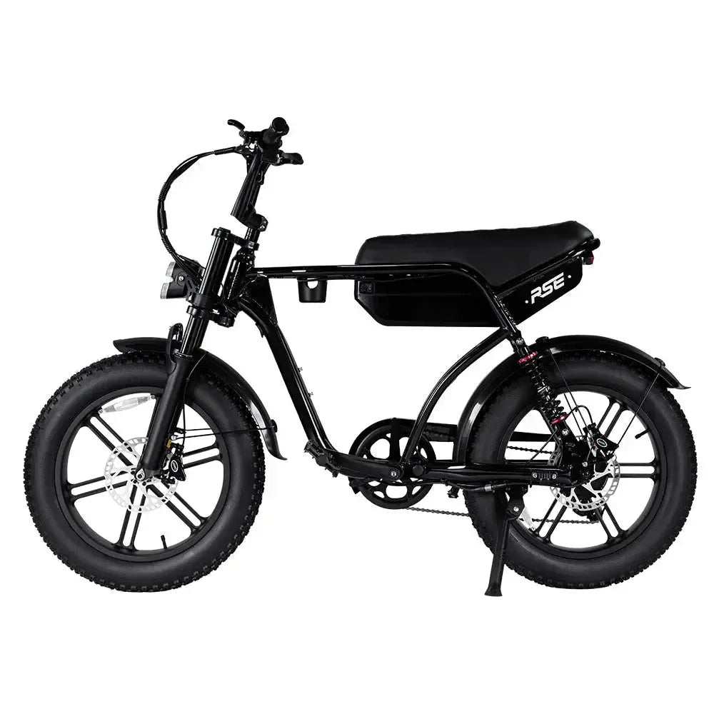 De 7GO FATBIKE - RSE Special Edition (Model 2026 - ALARM) wordt vanaf de zijkant afgebeeld op een witte achtergrond. Deze zwarte elektrische fatbike van 7GO is voorzien van dikke banden, een gewatteerd zadel, voor- en achtervering en krachtige schijfremmen voor maximale controle. Hij is ontworpen met krachtige ondersteuning voor soepele ritten en beschikt over een recht stuur en een verlengde standaard.