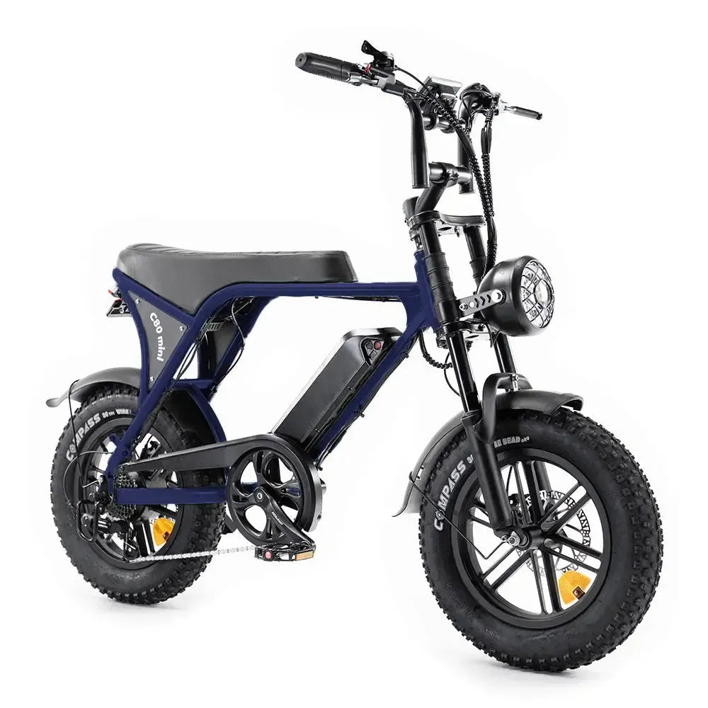 De OUXI FATBIKE C80 MINI in blauw (model 2026) is een compacte elektrische fatbike met hydraulische remmen, dikke banden, een zwart zadel, een ingebouwde accu, een alarmsysteem en een koplamp. Hij is ontworpen voor zowel avonturen op de weg als in het terrein en beschikt over duurzame pedalen en een robuust frame voor een veelzijdige rijervaring.
