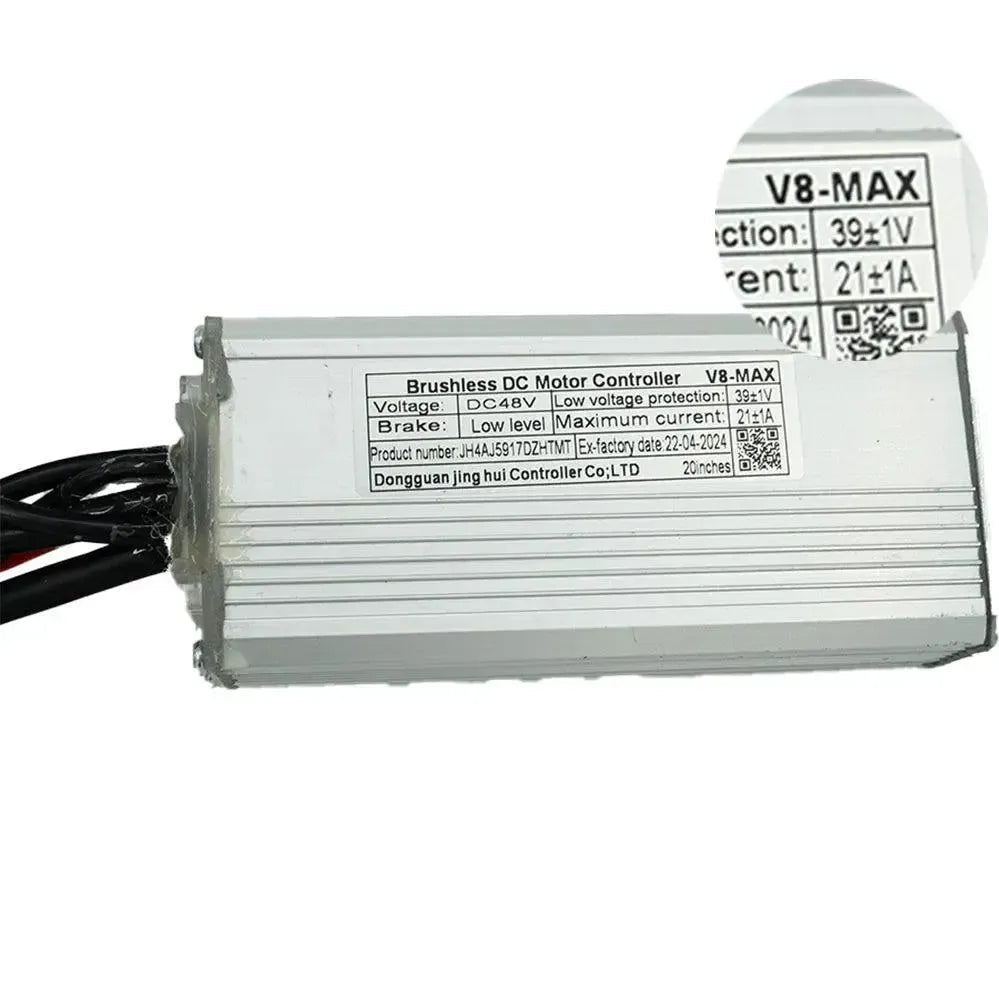 Rechthoekige zilveren OUXI V8 MAX - CONTROLLER - ORIGINELE borstelloze DC-motorcontroller met een close-up van het label waarop de specificaties staan vermeld: spanning DC48V, laagspanningsbeveiliging 39±1V en stroomsterkte 21±1A; het merk OUXI en de productgegevens zijn duidelijk zichtbaar. Deze controller is ontworpen als origineel vervangingsonderdeel voor de OUXI V8 Max en is perfect voor het upgraden of repareren van het elektrische systeem van je fatbike met een betrouwbaar en origineel