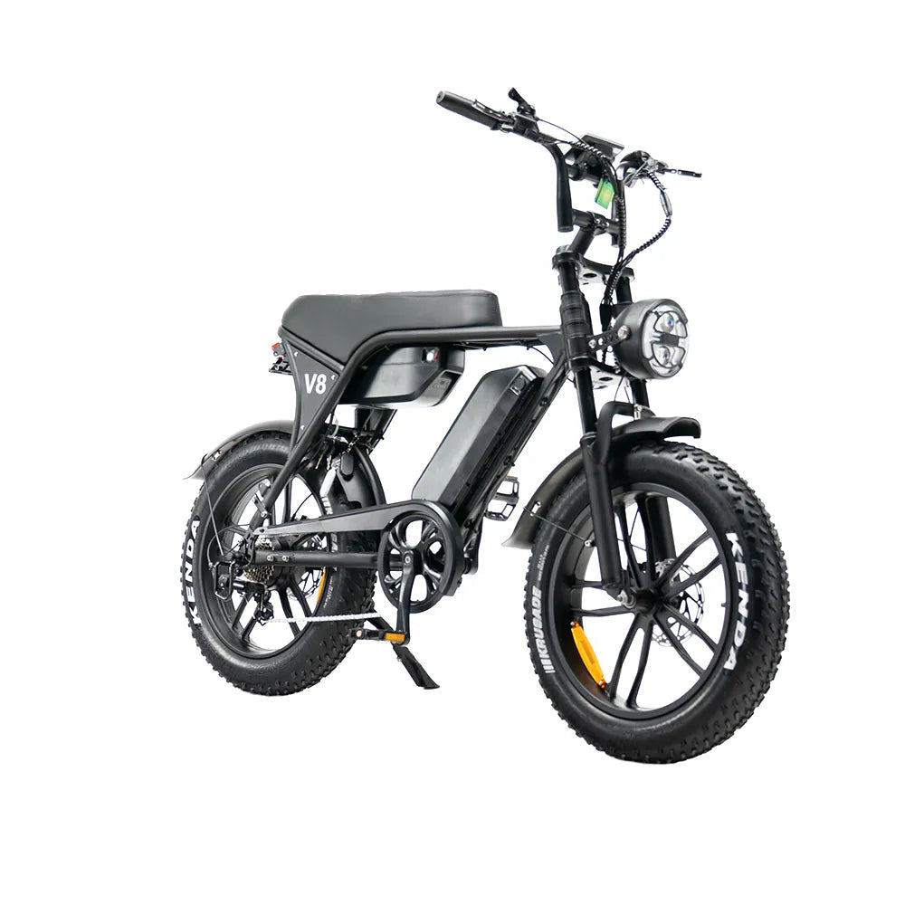 De zwarte OUXI FATBIKE V8 (C80) MAX – DUBBELE ACCU – MODEL 2026 is voorzien van dikke banden, een koplamp en een rechthoekige accu die op het frame is bevestigd. Aan de zijkant staat het woord „V8“ vermeld en de fiets is uitgerust met een krachtige motor van 250 W en hydraulische remmen. Afgebeeld tegen een witte achtergrond.