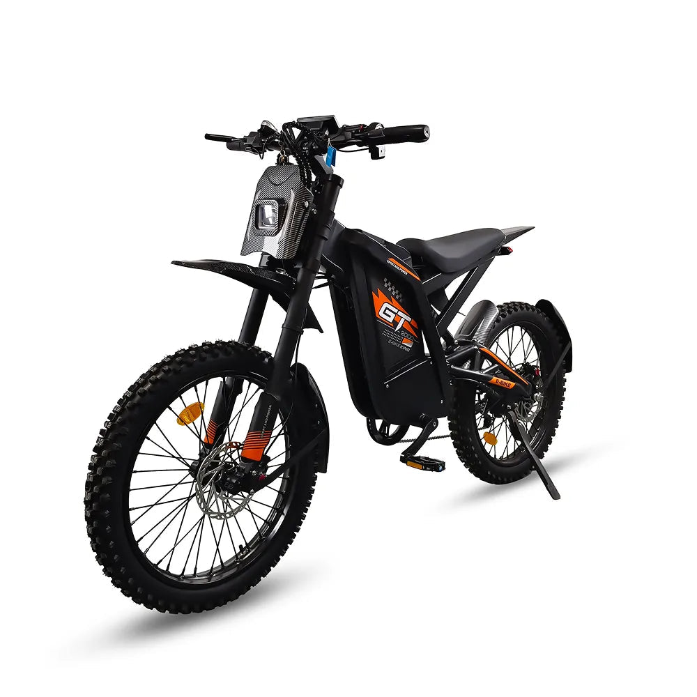 Een zwarte OUXI FATBIKE GT2000 CROSS – OFFROADFIETS (model 2026) met noppenbanden, oranje accenten en opvallende OUXI-logo’s wordt getoond tegen een witte achtergrond, zo geplaatst dat zowel het vooraanzicht als het zijaanzicht goed te zien zijn, en ondersteund door een standaard. Deze fiets beschikt over een krachtige motor van 2000 W voor een opwindende rit en is uitgerust met hydraulische remmen en een alarmsysteem.
