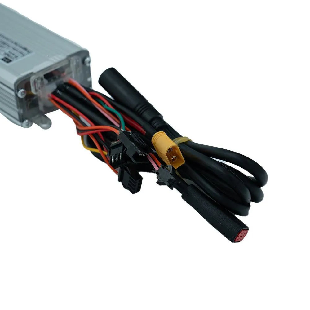 Close-up van een OUXI H9-F - CONTROLLER van OUXI, met diverse gekleurde draden en connectoren – waaronder zwarte, rode en gele kabels – tegen een witte achtergrond; ideaal als vervangingsonderdeel voor fatbikes voor toepassingen op het gebied van motorbesturing.