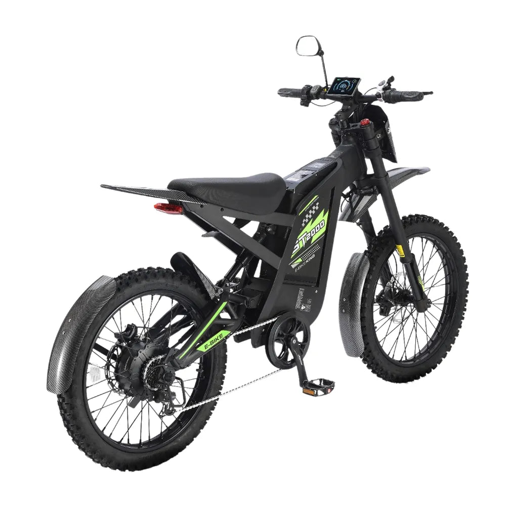 Een zwart-groene FATBIKE OUXI GT2000 CROSS – OFFROADFIETS (MODEL 2026) van OUXI, voorzien van dikke banden, achtervering, spatborden, trapondersteuning, een display op het stuur en hydraulische remmen met alarmfunctie, gezien vanuit een hoek aan de achterzijde tegen een witte achtergrond. Deze robuuste fiets is uitgerust met een krachtige motor van 2000 W voor betere prestaties op elk terrein.