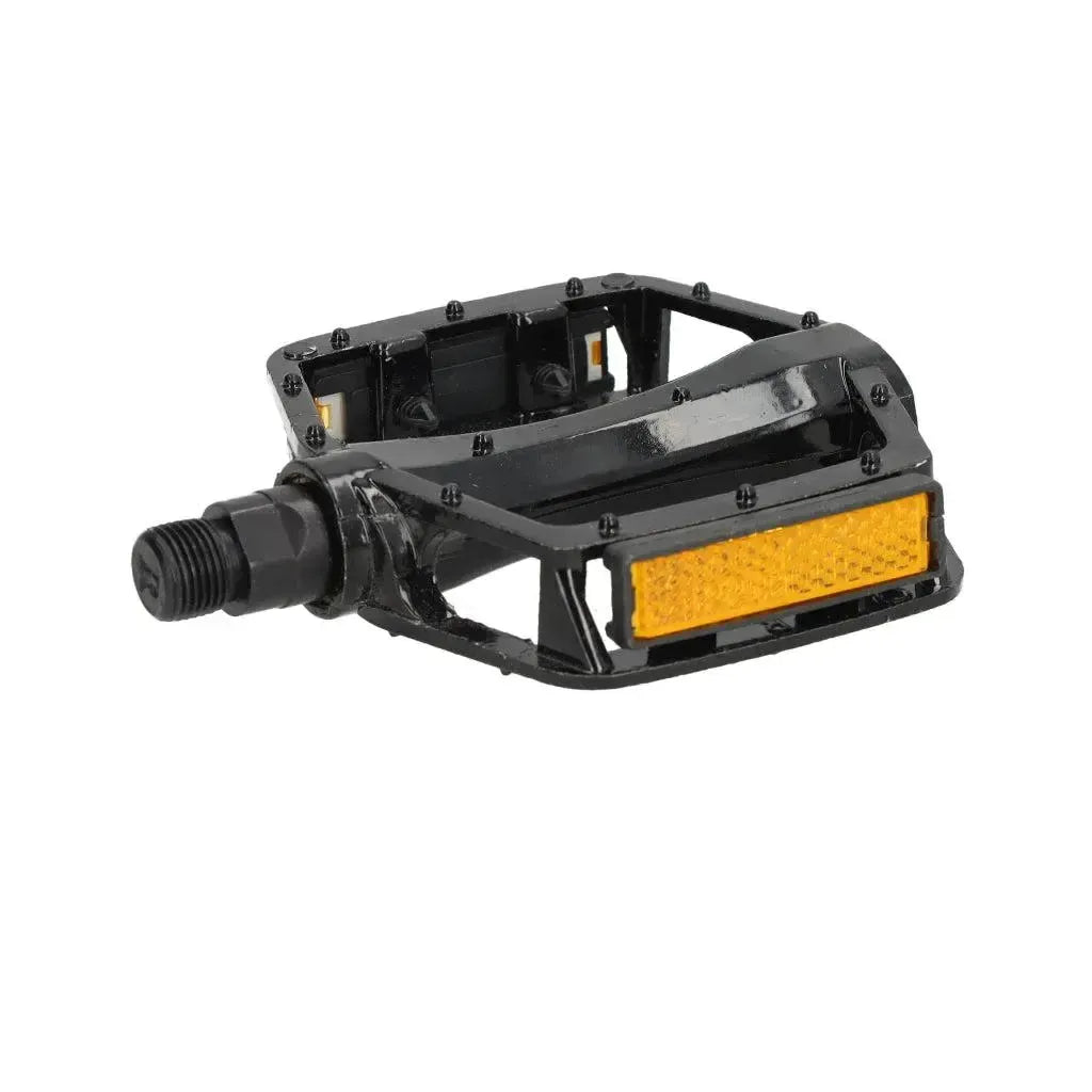 Zwarte OUXI - QMWHEEL - 7GO trappers (pedalen) met een gele reflector, een stevig metalen frame en een gestructureerd oppervlak voor extra grip — afgebeeld vanuit een lichte hoek tegen een witte achtergrond. Deze duurzame vervangingspedalen voor fatbikes van de merken QMWHEEL, OUXI en 7GO zijn ontworpen om zowel veiligheid als een lange levensduur te garanderen.