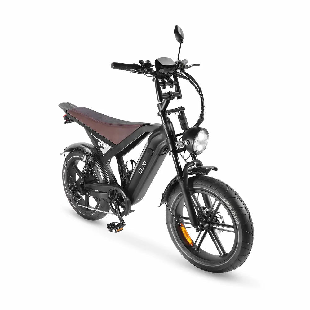 De OUXI FATBIKE GT20 – MODEL 2026, voorzien van hydraulische remmen en een alarmsysteem, is een strakke zwarte elektrische fatbike met een bruin zadel, dikke banden, een ronde koplamp, achteruitkijkspiegels en pedalen – allemaal afgebeeld tegen een effen witte achtergrond.