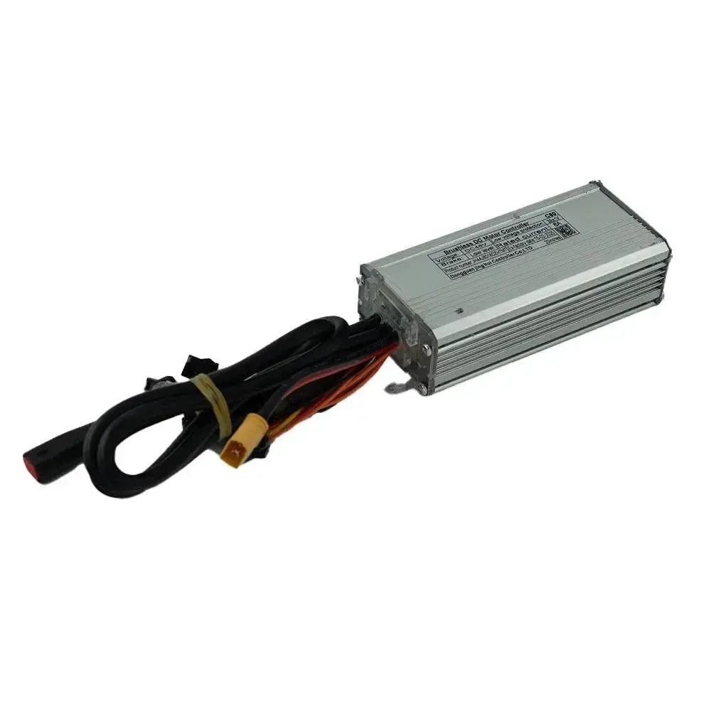 Een zilverkleurig, rechthoekig elektronisch apparaat, van het merk OUXI met de naam OUXI C80 MAX 4.0 Controller, voorzien van zwarte en rode kabels, een gele connector en een etiket aan de bovenkant – een essentiële controller voor elektrische fietsen en een vervangingsonderdeel voor fatbikes – afgebeeld tegen een witte achtergrond.