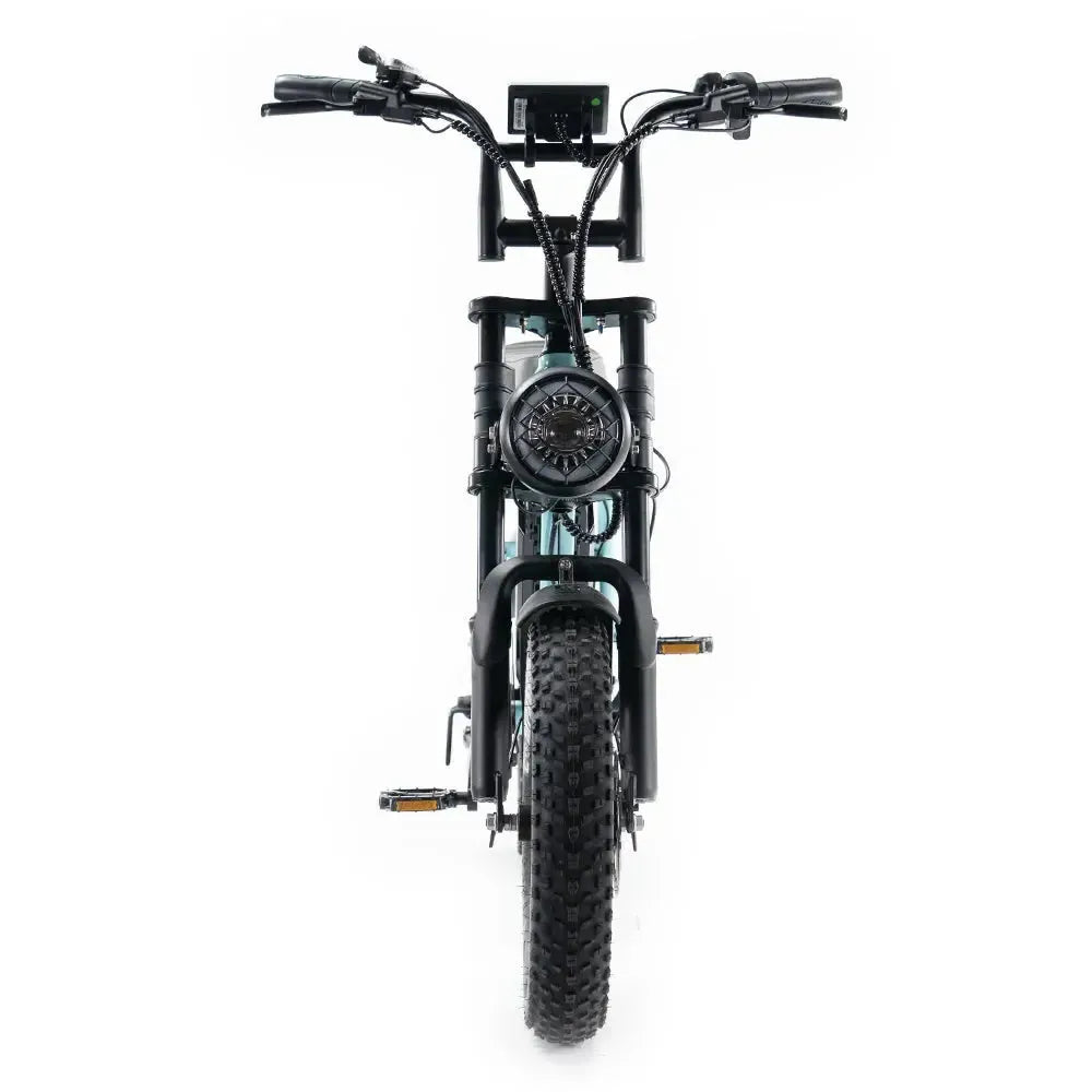 Vooraanzicht van de OUXI FATBIKE OUXI C80 MINI in lichtblauw (model 2026), met een brede noppenband, een stuur met geïntegreerd display, een centraal geplaatste grote koplamp, zwarte pedalen aan weerszijden en een krachtige motor van 250 W — dit alles tegen een witte achtergrond; deze fatbike is voorzien van hydraulische remmen en een alarmsysteem.