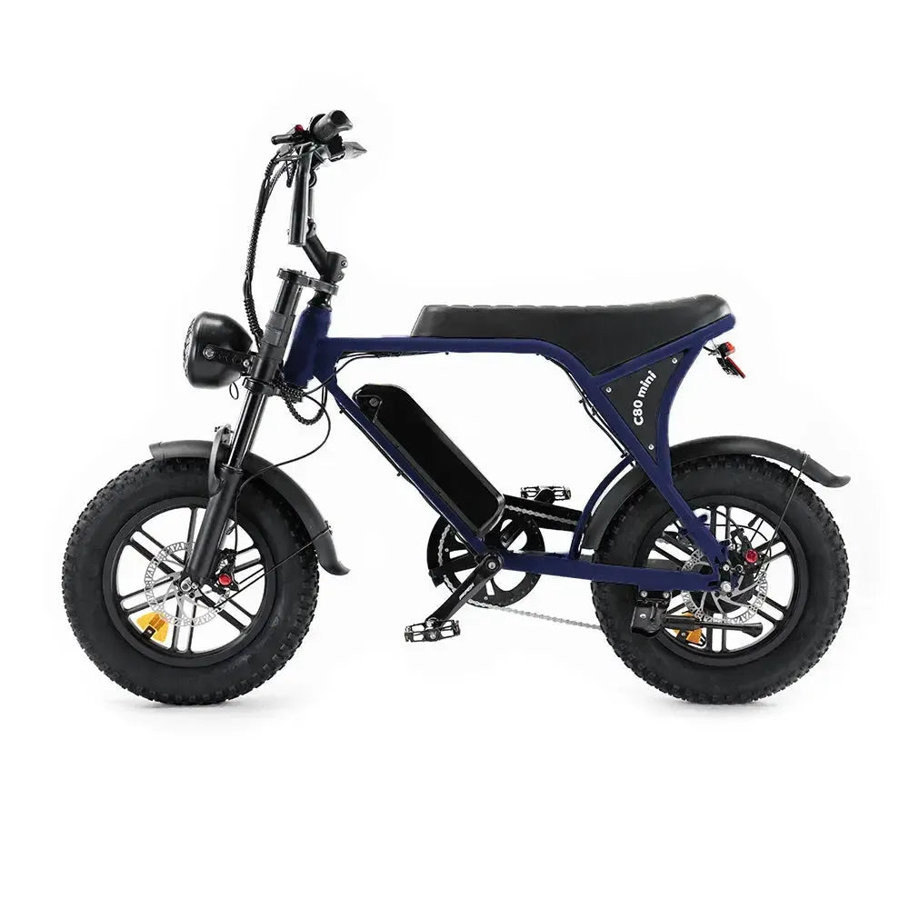 Maak kennis met de OUXI FATBIKE C80 MINI in opvallend blauw (model 2026). Deze compacte fatbike van OUXI is voorzien van robuuste, dikke banden, hydraulische remmen, een zwart zadel, praktische pedalen, een koplamp voor goede zichtbaarheid en een op het frame gemonteerde accu. Het stevige ontwerp zorgt voor betrouwbare prestaties, zowel op de weg als tijdens offroad-avonturen. Voor extra veiligheid is de fiets bovendien uitgerust met een geïntegreerd alarmsysteem.
